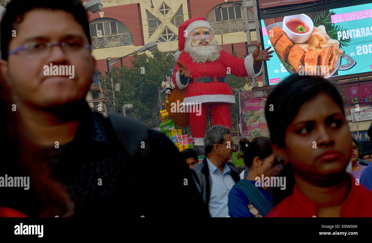 Kolkata, India. 20th Dec, 2017. Santa Claus are displayed during the Christmas Festival on December 20, 2017 in Kolkata, India. Credit: Sanjay Purkait/Pacific Press/Alamy Live News Stock Photo