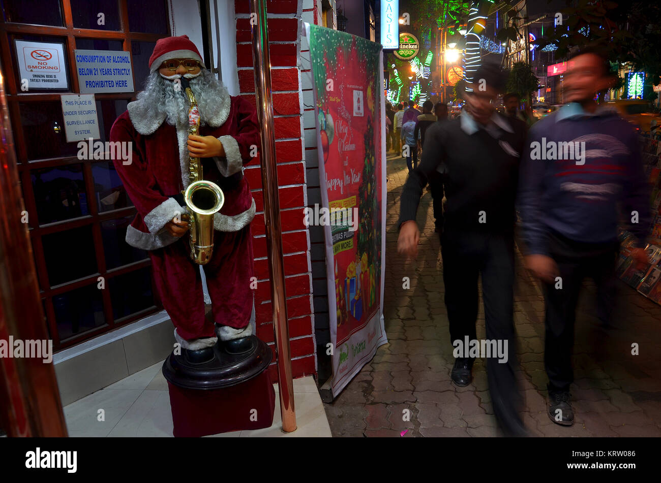 Kolkata, India. 20th Dec, 2017. Santa Claus are displayed during the Christmas Festival on December 20, 2017 in Kolkata, India. Credit: Sanjay Purkait/Pacific Press/Alamy Live News Stock Photo