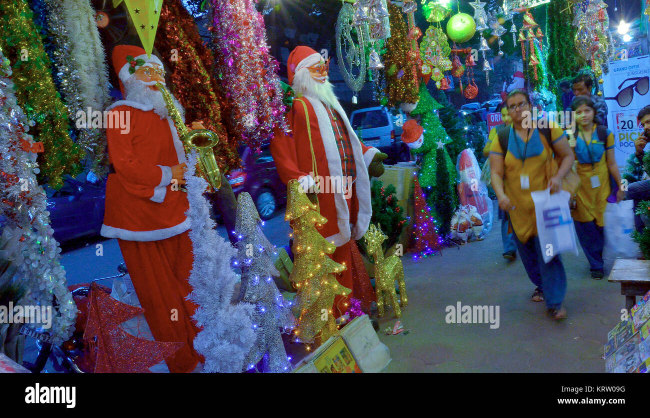 Kolkata, India. 20th Dec, 2017. Santa Claus toys for sale during at Christmas time on December 20, 2017 in New market, Kolkata, India. Credit: Sanjay Purkait/Pacific Press/Alamy Live News Stock Photo