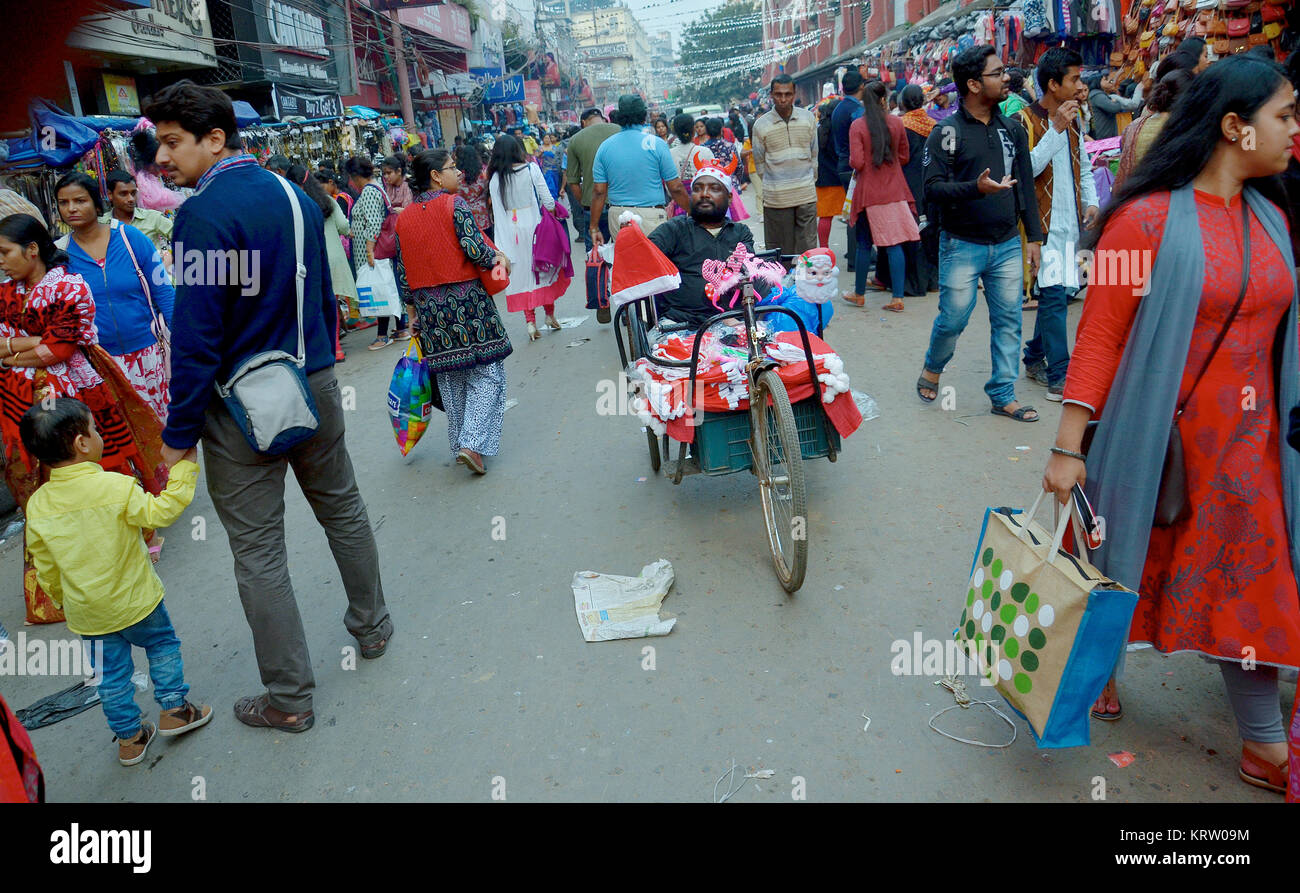 Kolkata, India. 20th Dec, 2017. A physical challenge person sells Santa Claus hats for customers at Christmas time on December 20, 2017 in New market, Kolkata, India. Credit: Sanjay Purkait/Pacific Press/Alamy Live News Stock Photo