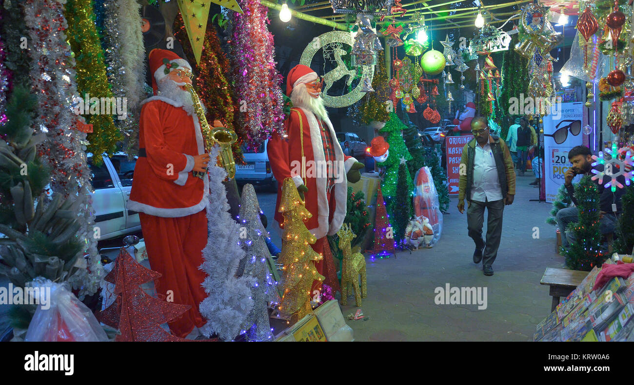 Kolkata, India. 20th Dec, 2017. Santa Claus toys for sale during Christmas time on December 20, 2017 in New market, Kolkata, India. Credit: Sanjay Purkait/Pacific Press/Alamy Live News Stock Photo