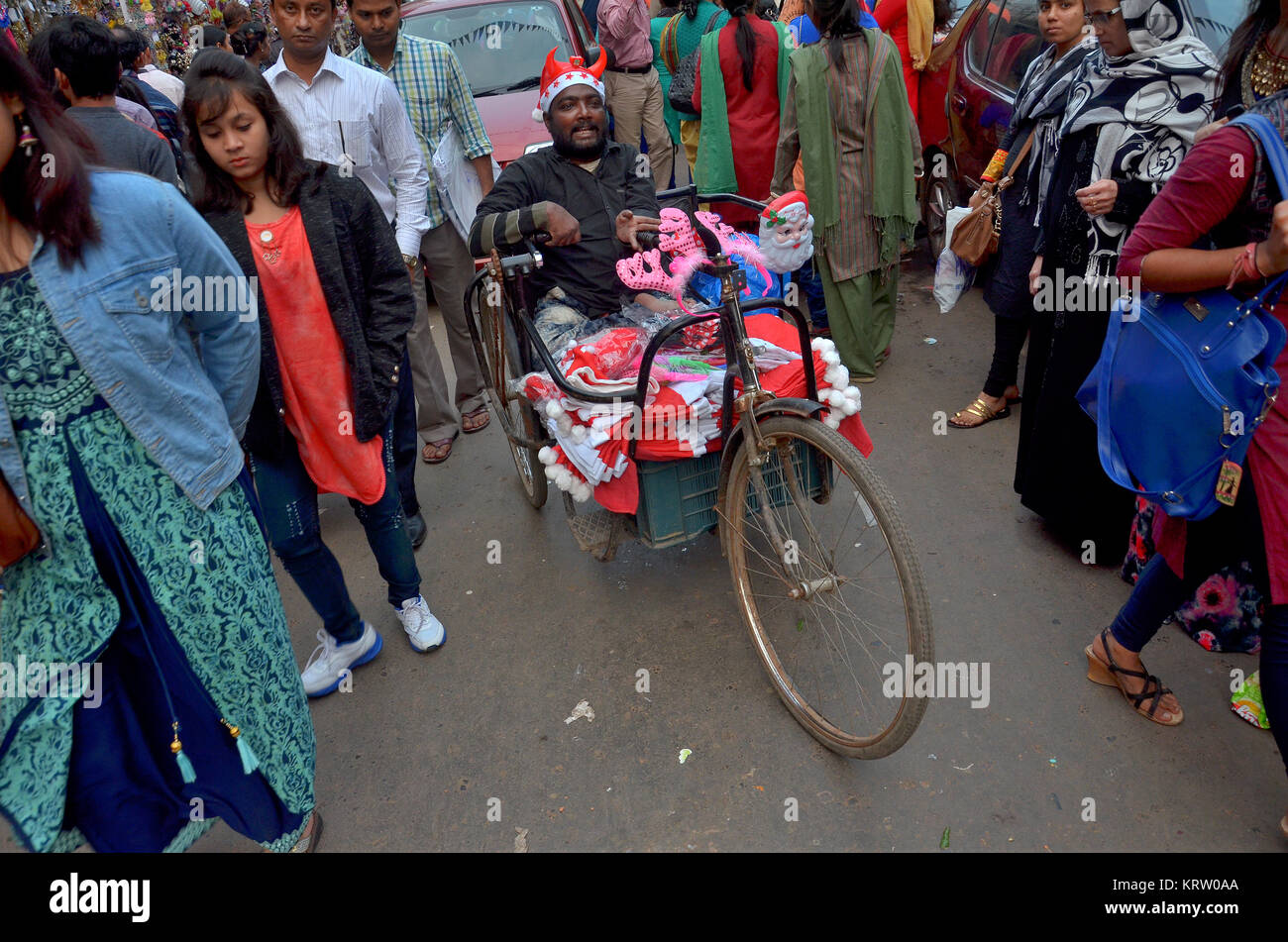 Kolkata, India. 20th Dec, 2017. A physical challenge person sells Santa Claus hats for customers at Christmas time on December 20, 2017 in New market, Kolkata, India. Credit: Sanjay Purkait/Pacific Press/Alamy Live News Stock Photo