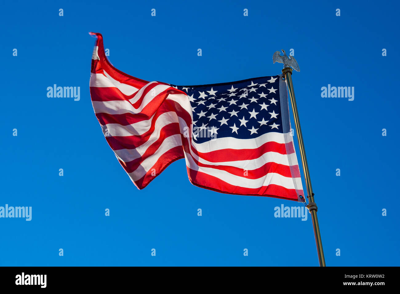 Amerikanische Flagge vor blauem Himmel. Stock Photo