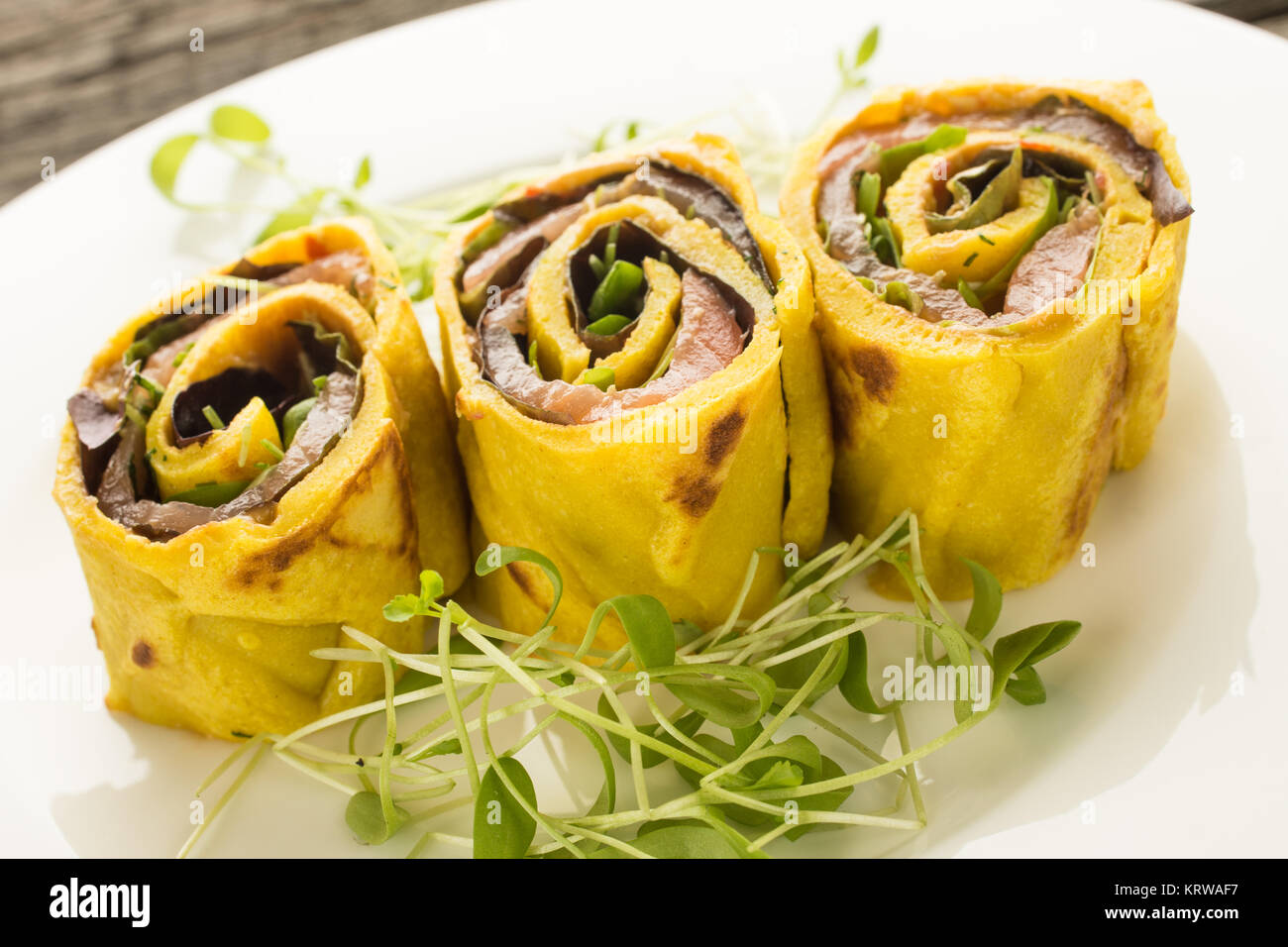 Crepes Lachs Röllchen mit Kresse auf einem Teller Stock Photo