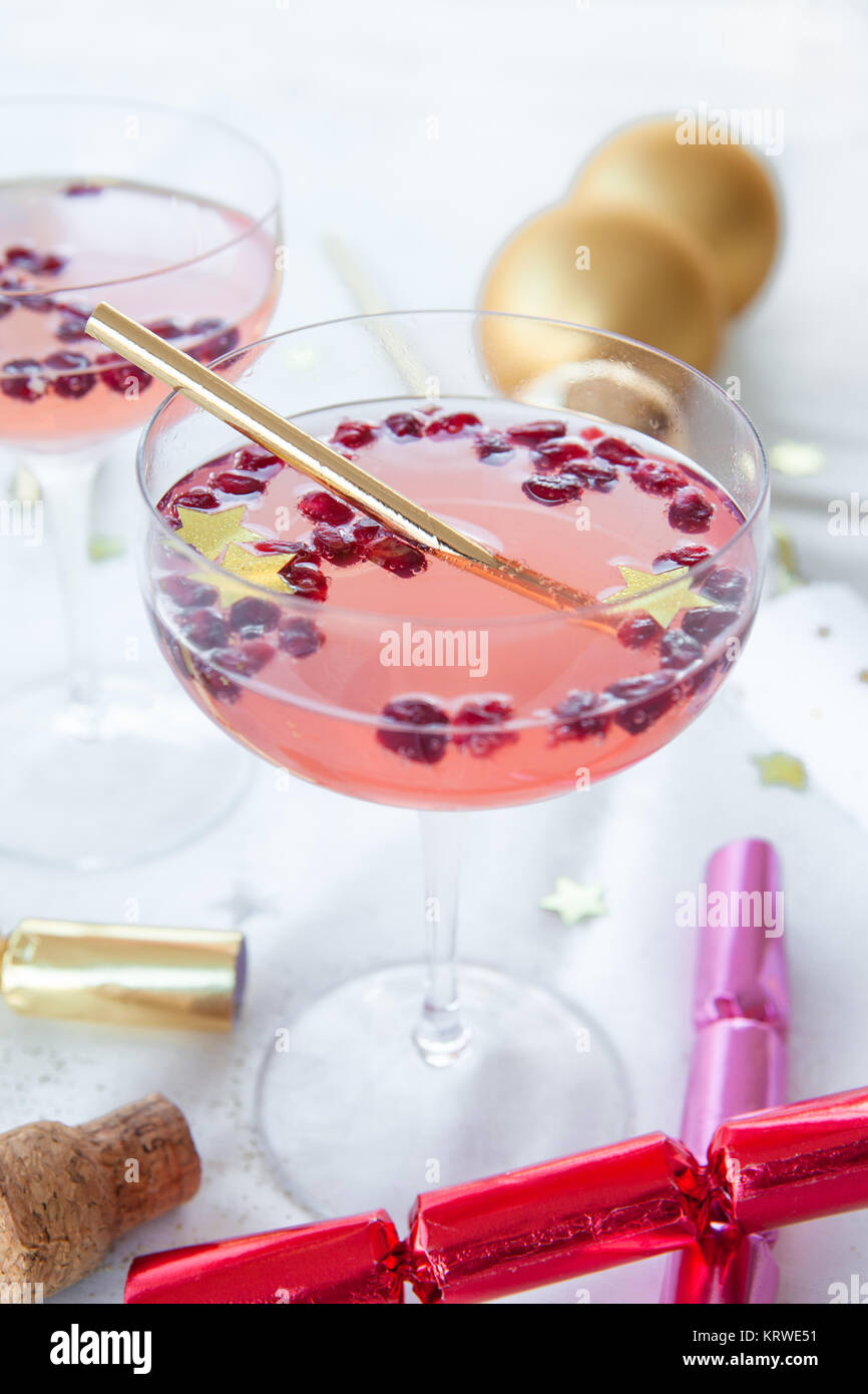 Rosa Cocktail mit Granatapfel und Weihnachtsdekoration Stock Photo - Alamy