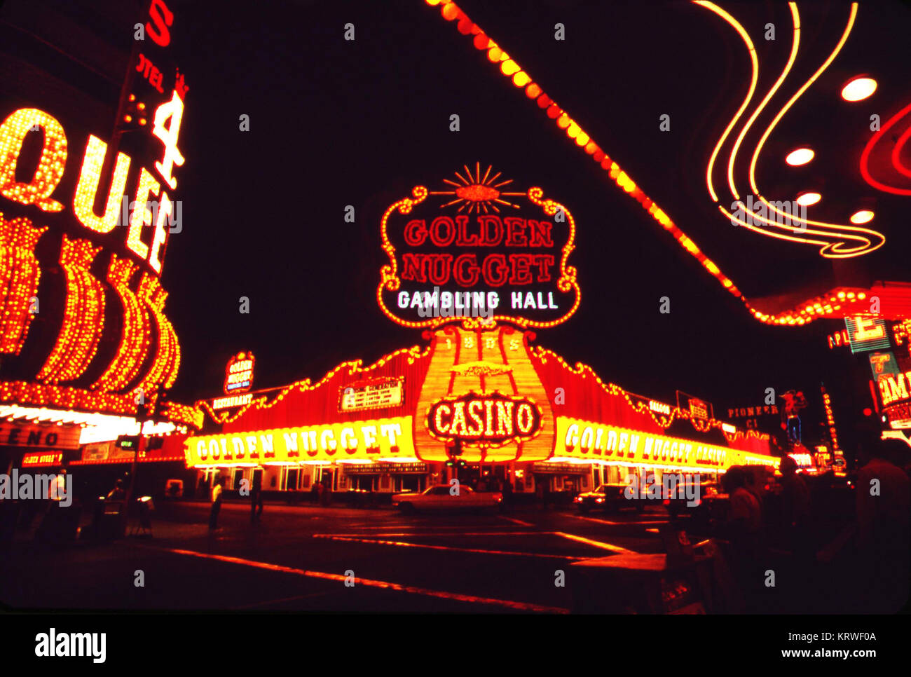 tapet han Søgemaskine optimering Bright lights in Las Vegas Nevada shows the Golden Nugget Casino and  Gambling Hall and The Las Vegas strip traffic Stock Photo - Alamy