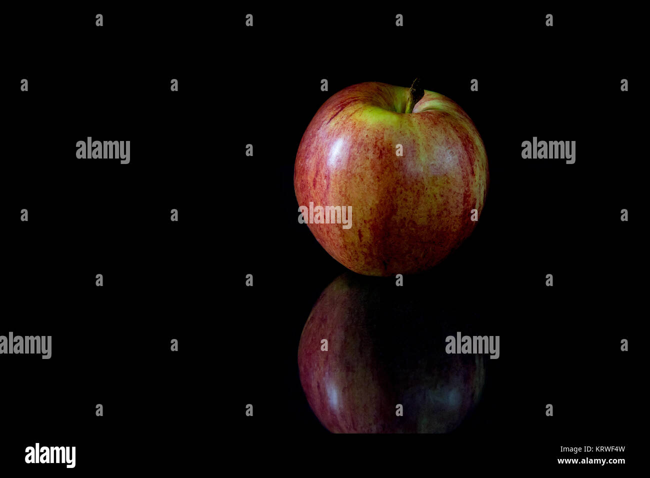 Reflecting red apple on a black background Stock Photo - Alamy