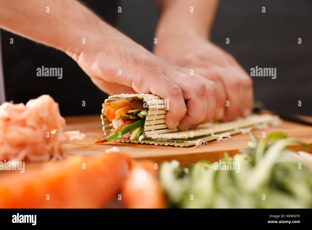 Mata bambusowa, przygotowywanie sushi. Jak przygotowaÄ‡ sushi. SkrÄ™canie rolki sushi w matÄ™ bambusowÄ… Stock Photo