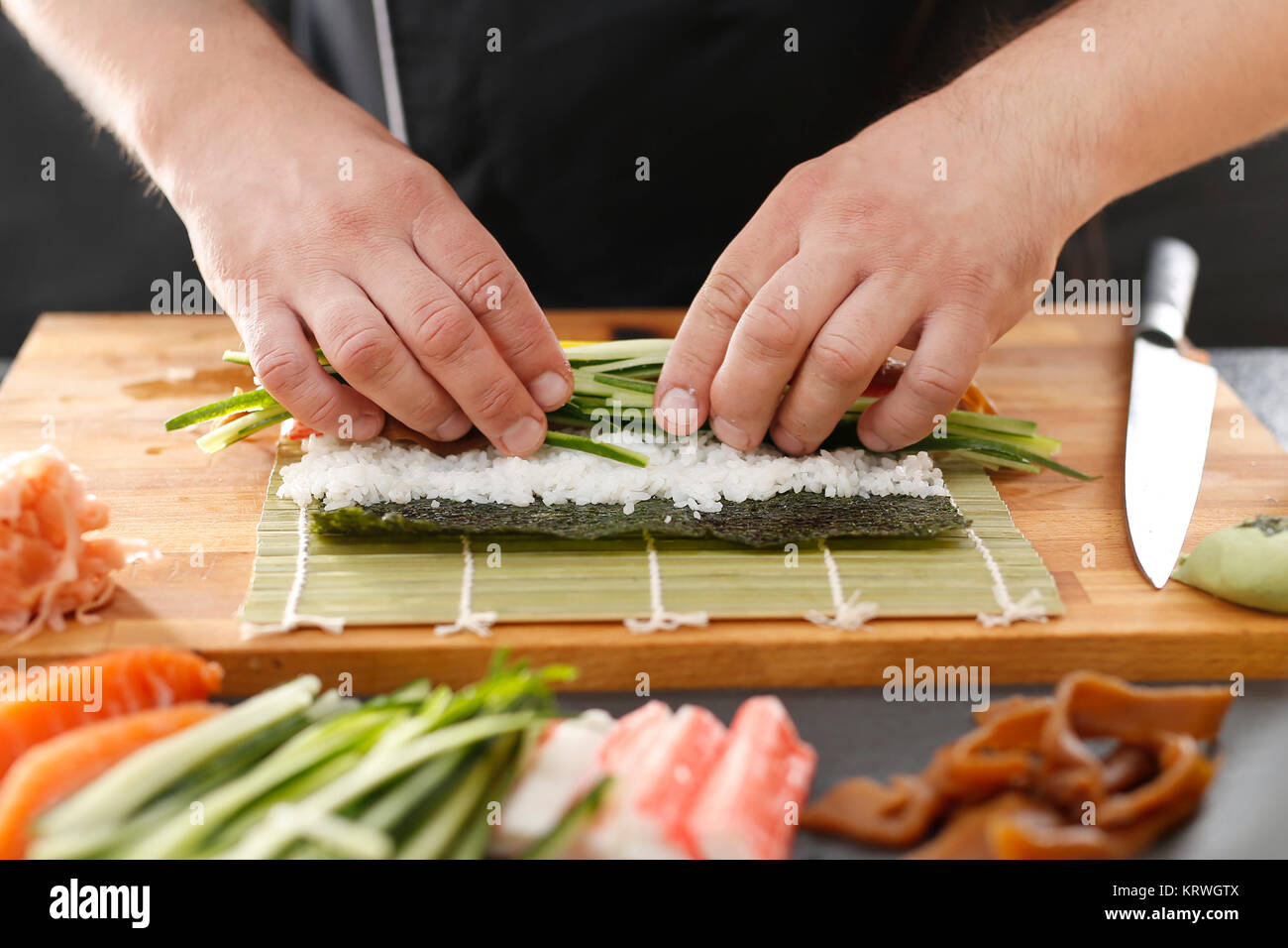 Mata bambusowa, przygotowywanie sushi. Jak przygotowaÄ‡ sushi Stock Photo -  Alamy