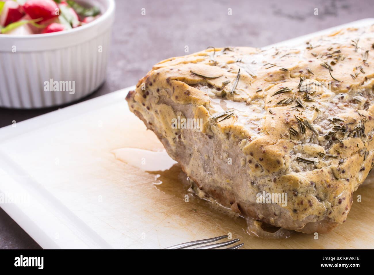 Nahaufnahme Schweinebraten mit Senfkruste und Rosmarin Stock Photo - Alamy
