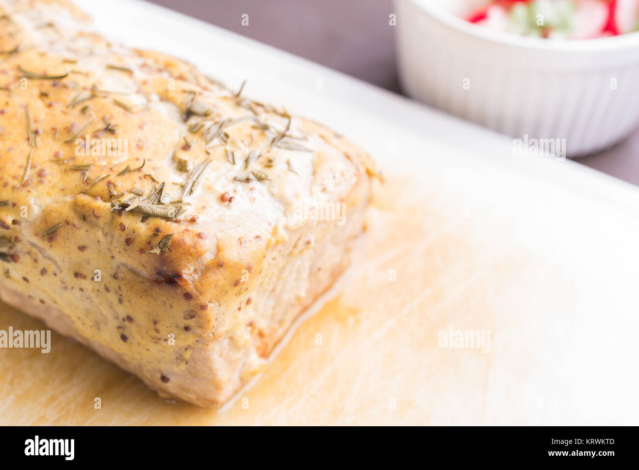 Gebratener Schweinebraten mit Senfkruste und Rosmarin Stock Photo - Alamy