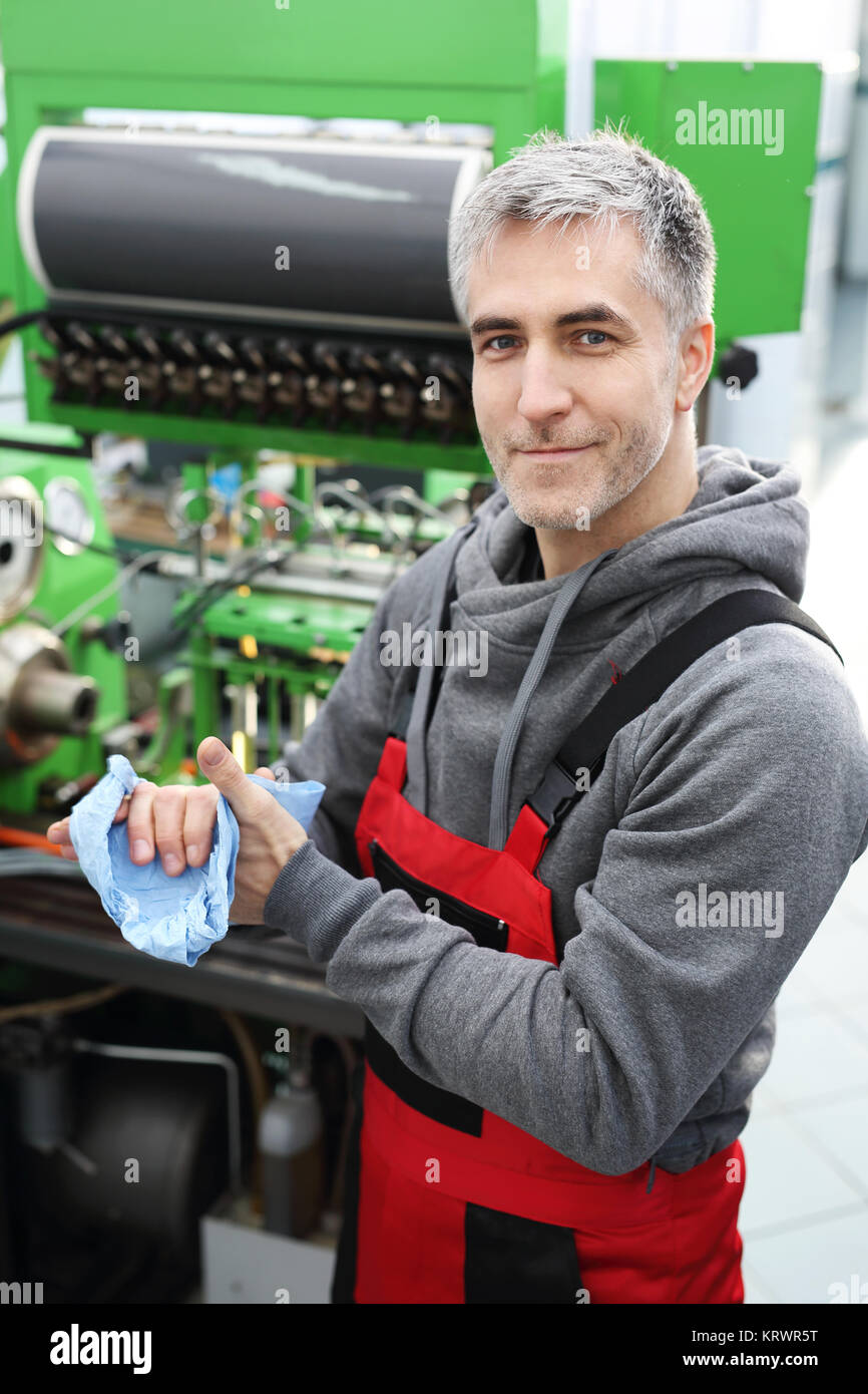 device for checking injectors. injection pump repair