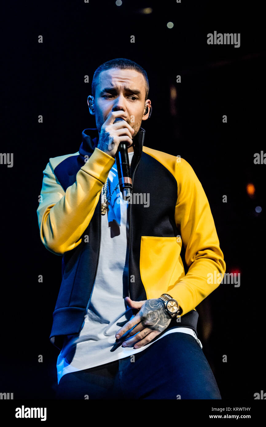 Liam payne performing at 93 3 flz s iheartradio jingle ball on december