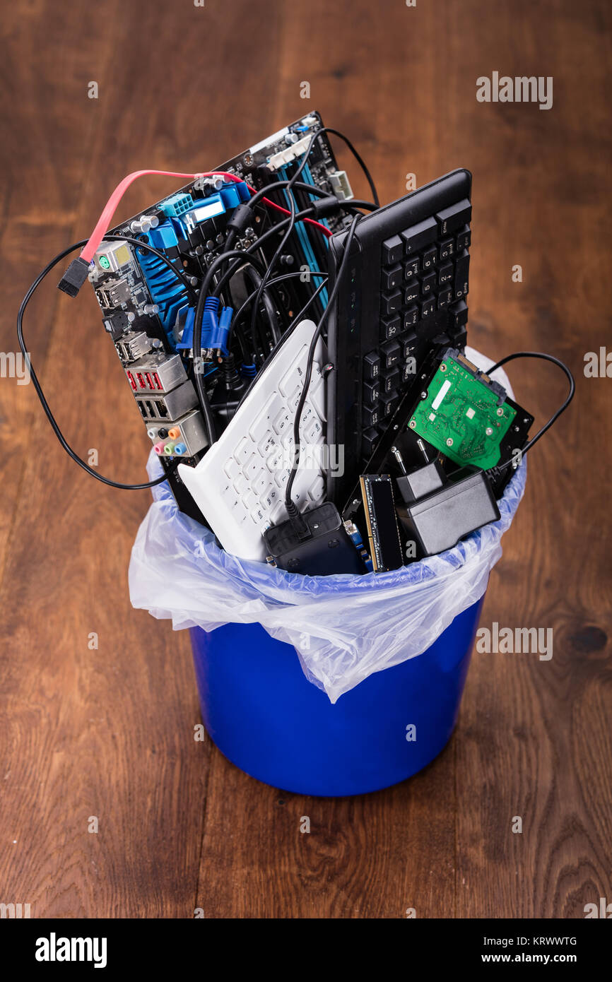 Dumped computer equipment hi-res stock photography and images - Alamy