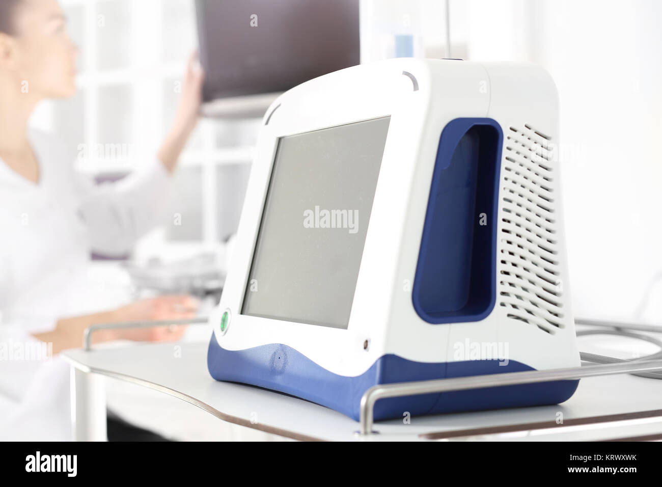 Medico Esegue La Scleroterapia Per Le Vene Varicose Sulle Gambe, Il - Foto 11