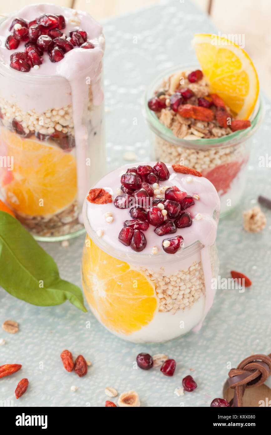 Muesli mit Joghurt und frischen Fruechten Stock Photo - Alamy