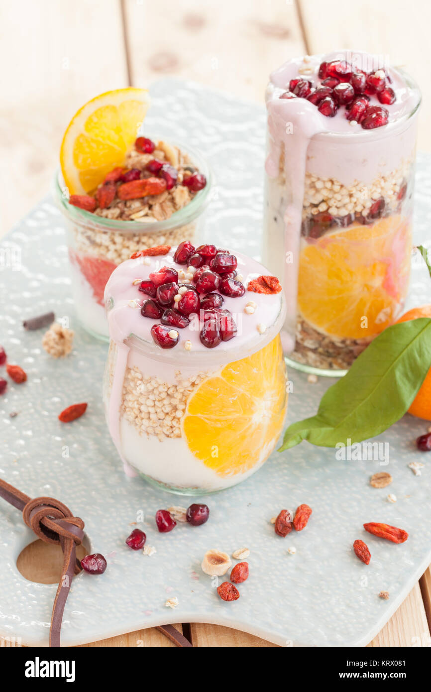 Muesli mit Joghurt und frischen Fruechten Stock Photo - Alamy