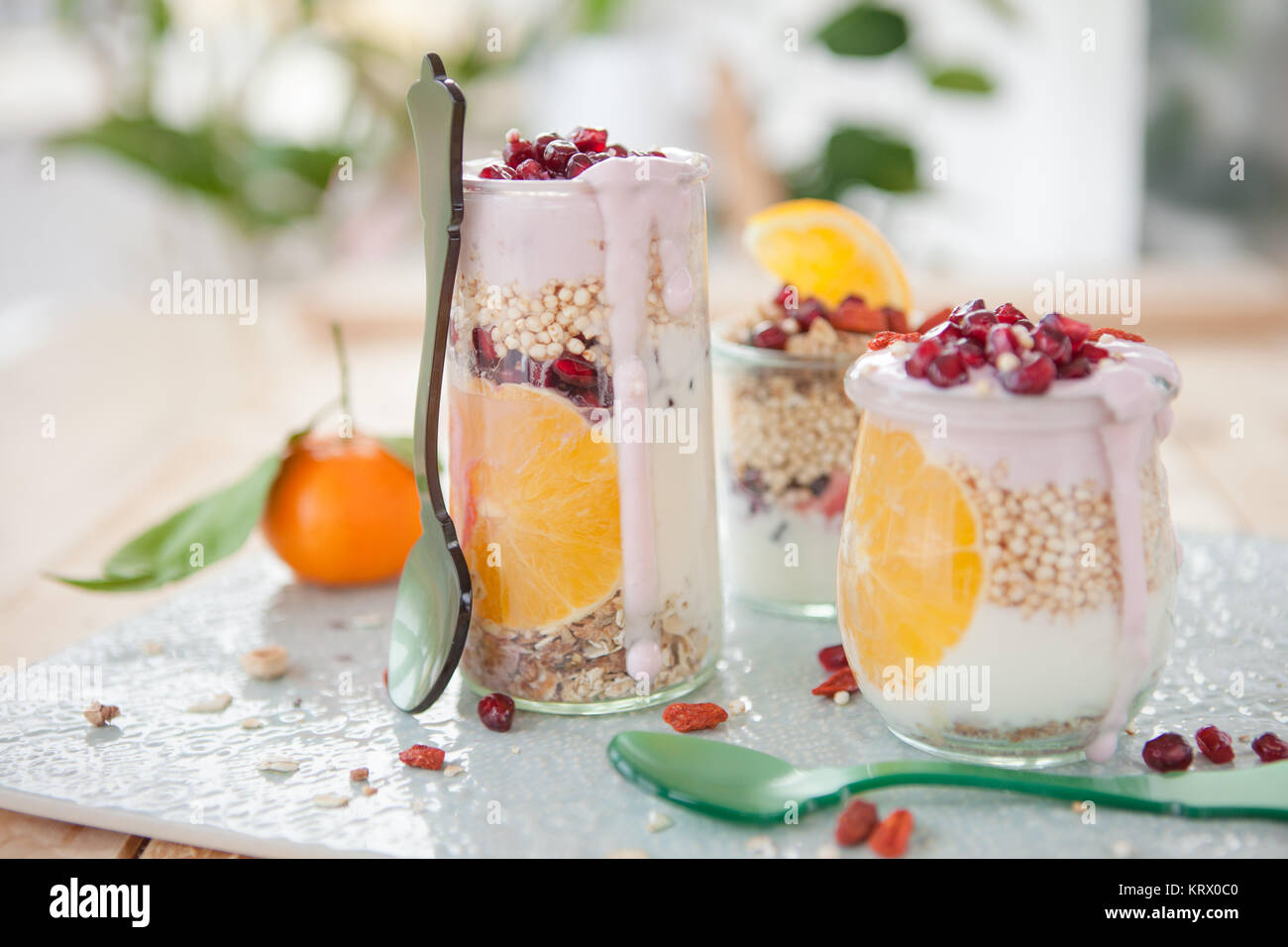 Muesli mit Joghurt und frischen Fruechten Stock Photo - Alamy