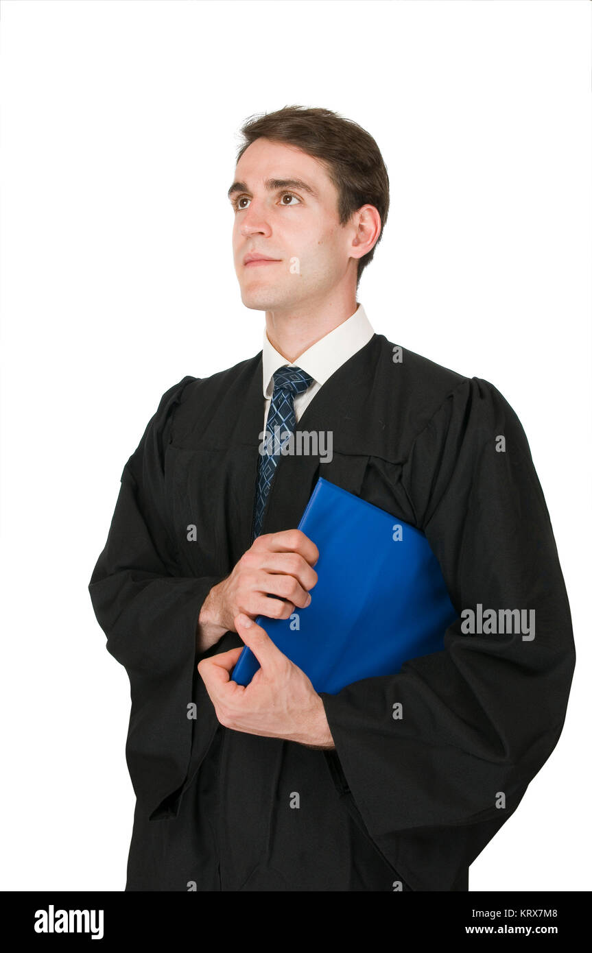 Seitliche Oberkörper-Ansicht eines jungen Mannes in schwarzer Robe und blauer Schreibmappe unter dem Arm vor weißen Hintergrund seitlich aufwärts blickend. Stock Photo
