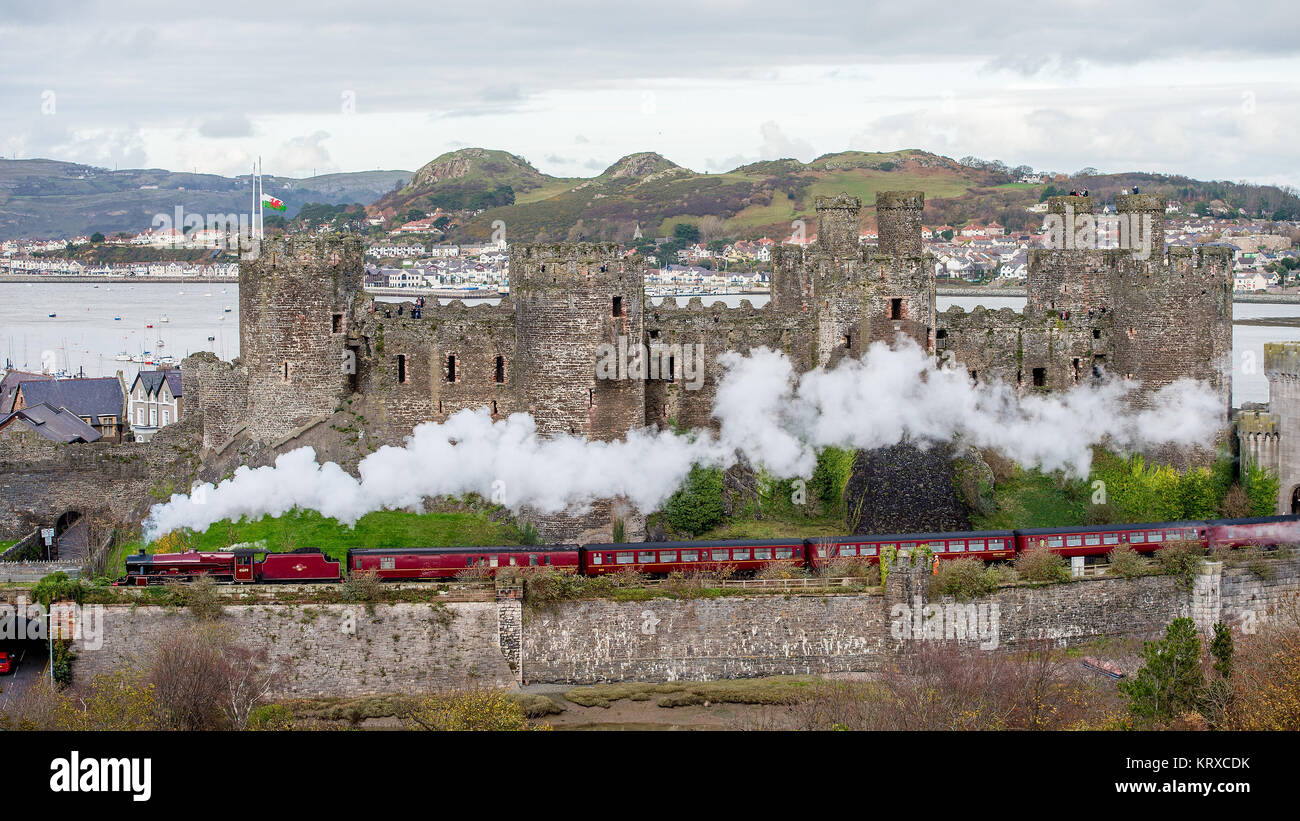 Conway, Wales, UK. 18th Nov, 2017. LMS Stanier Jubilee 45699 Galatea Travels on the North Wales Railway Line by Conway Castle .45699 Galatea was owned by the SVR between 1983 and 1994, arriving on the Railway in 1987. The locomotive remained in ex-Barry condition throughout the SVR's ownership.45699 Galatea is a sister engine of former resident 45690 Leander. 5699 was built at Crewe in April 1936, and later renumbered 45699 by BR following nationalisation. In August 1953 Galatea was derailed and overturned whilst hauling a passenger train at Wilnecote[1]. The locomotive was repaired an Stock Photo