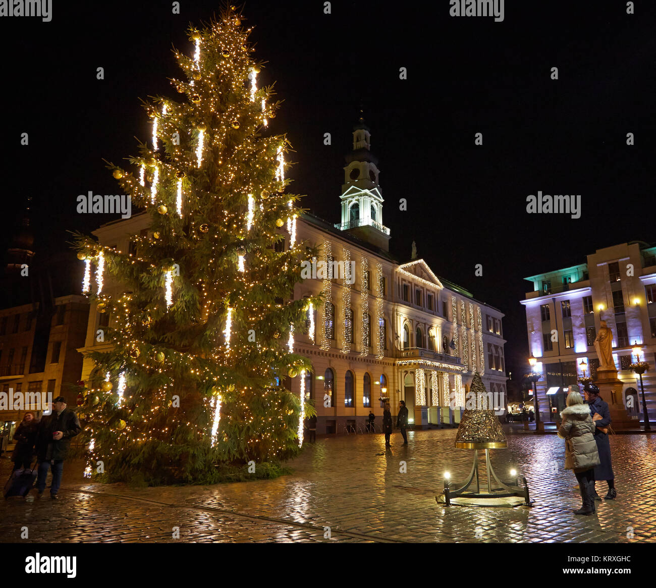Riga, Latvia. 8th Dec, 2017. A Christmas tree stands in front of the ...