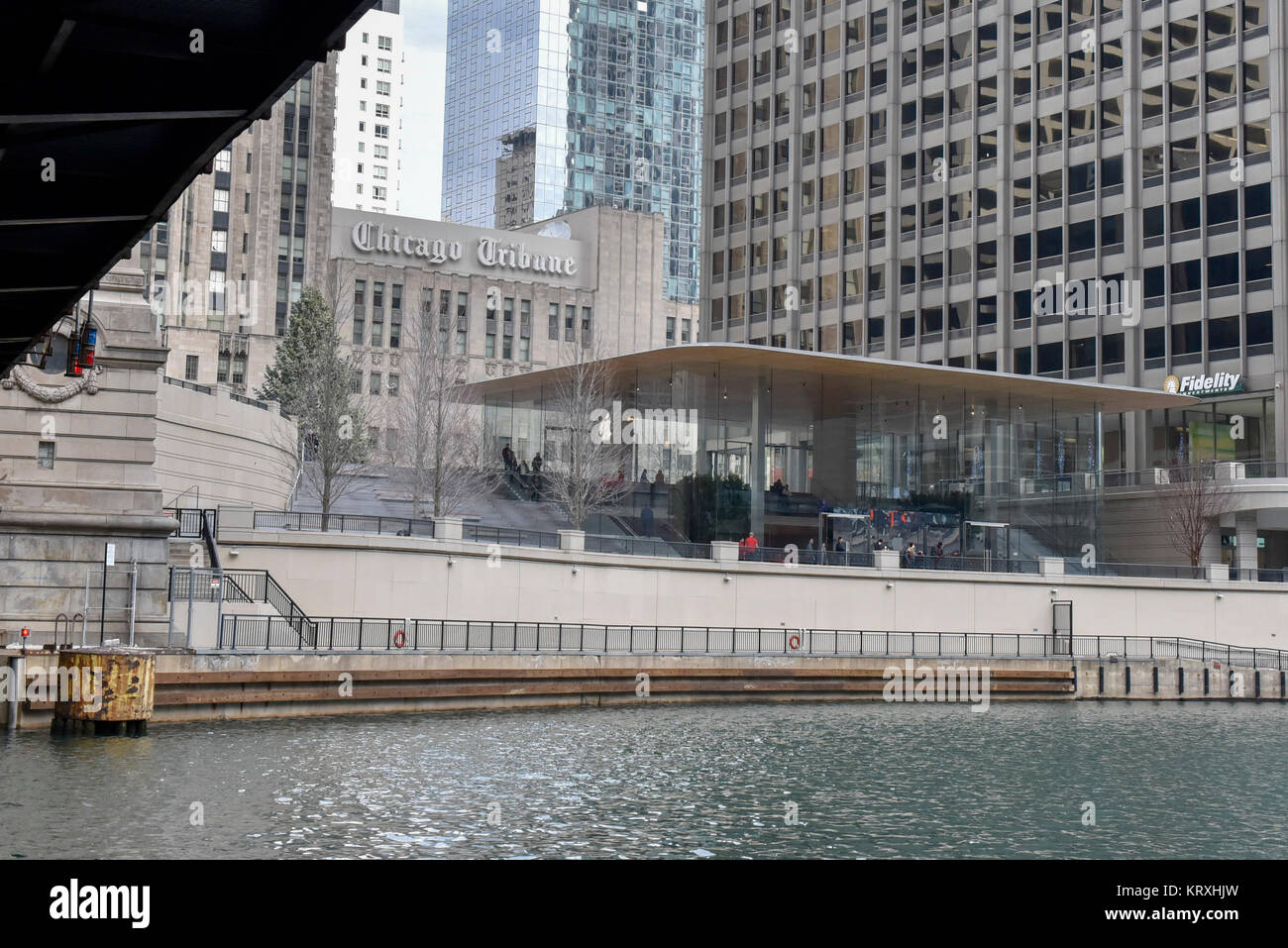Chicago, USA. 21 December 2017. The new flagship Apple store, on the  riverfront near Michigan Avenue, designed by Foster + Partners, welcomes  Christmas shoppers looking for last minute items such as the