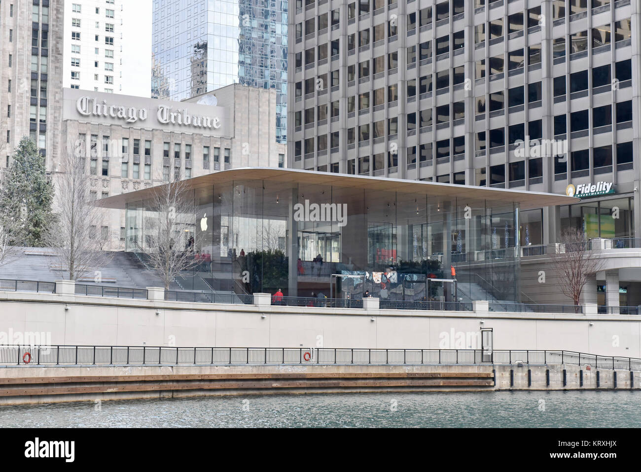 Chicago, USA. 21 December 2017. The new flagship Apple store, on the  riverfront near Michigan Avenue, designed by Foster + Partners, welcomes  Christmas shoppers looking for last minute items such as the