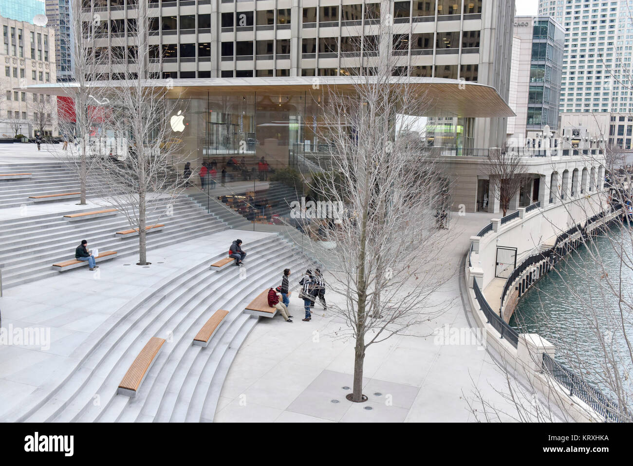 Chicago, USA.  21 December 2017.  The new flagship Apple store, on the riverfront near Michigan Avenue, designed by Foster + Partners, welcomes Christmas shoppers looking for last minute items such as the recently launched iPhone X.  Credit: Stephen Chung / Alamy Live News Stock Photo