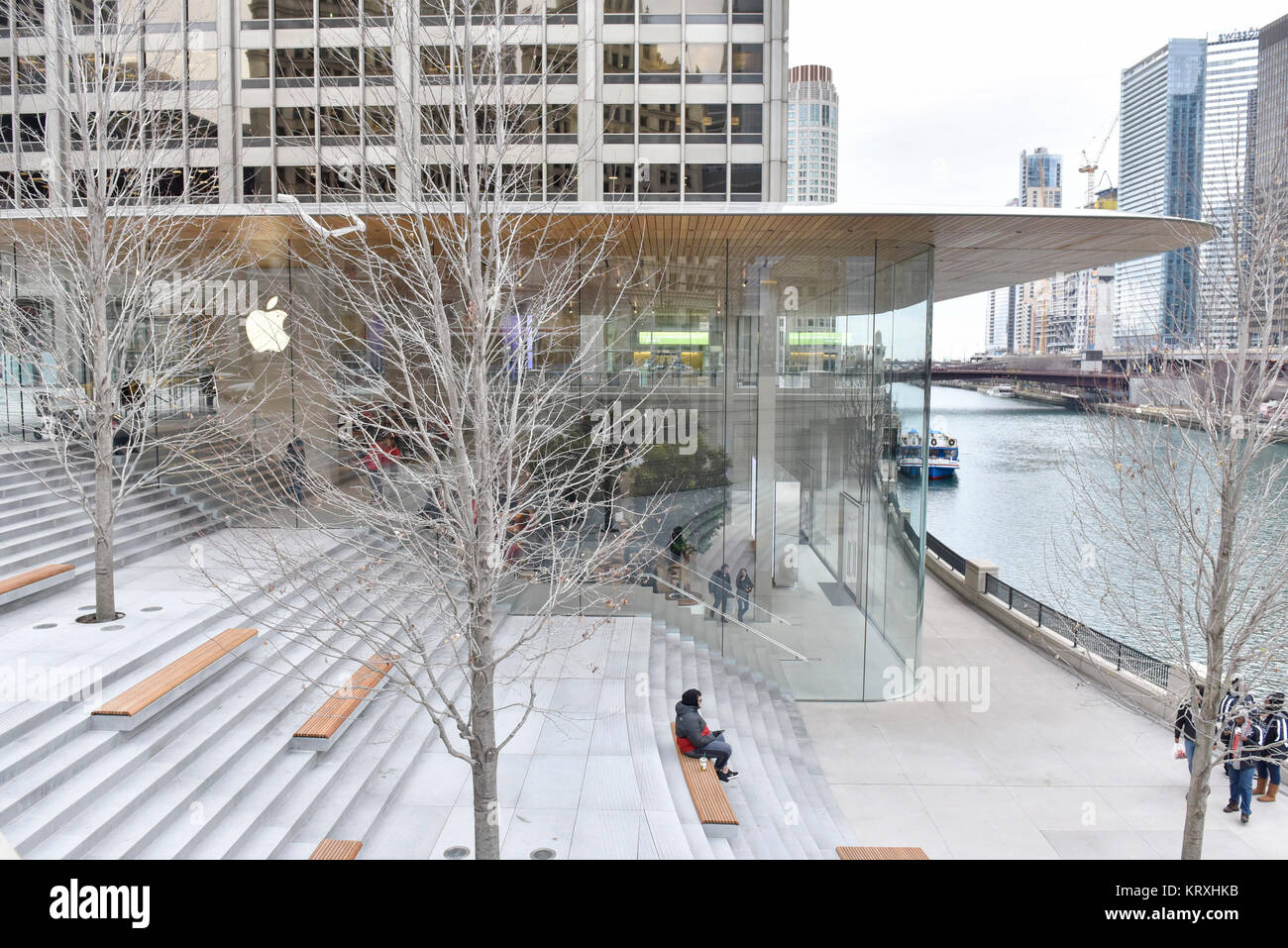 Chicago, USA. 21 December 2017. The new flagship Apple store, on the  riverfront near Michigan Avenue, designed by Foster + Partners, welcomes  Christmas shoppers looking for last minute items such as the