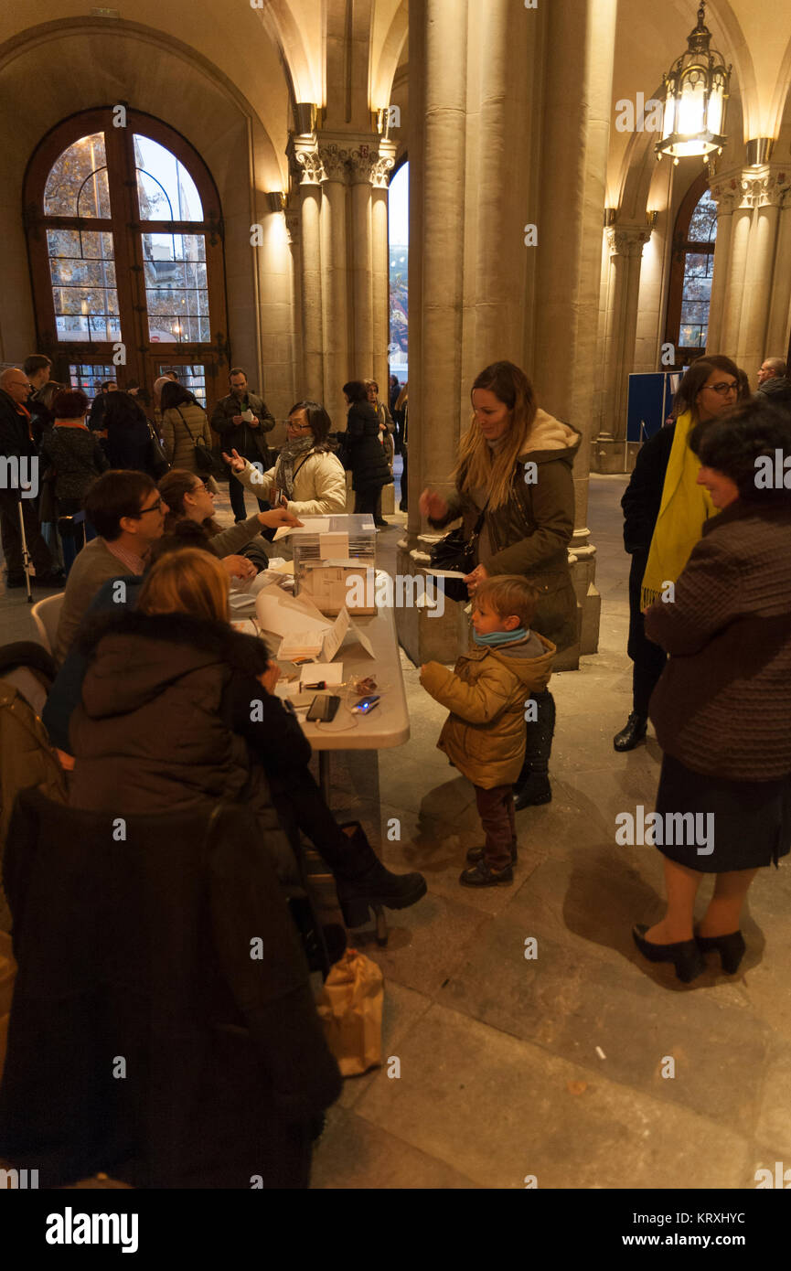 Barcelona, Spain. 21nd Dec, 2017. A mother accompanied by her young son exercises her right to vote at the University of Barcelona. Catalans are choosing new political leaders in a highly contested election called by central authorities to quell a separatist bid in Spain's northeastern region. Credit: Charlie Perez/Alamy Live News Stock Photo