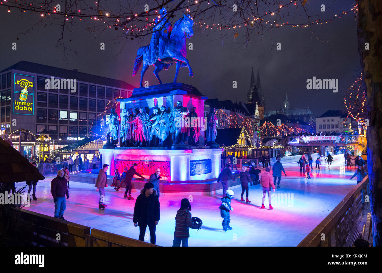 Cologne, Germany. 21st Dec, 2017. Many people iceskate on the