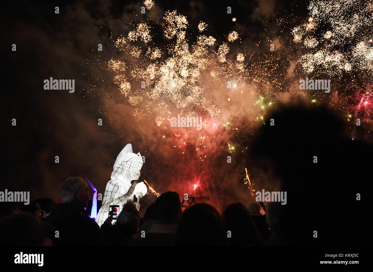 Brighton, UK. 21st Dec, 2017. Thousands watchg the firework display