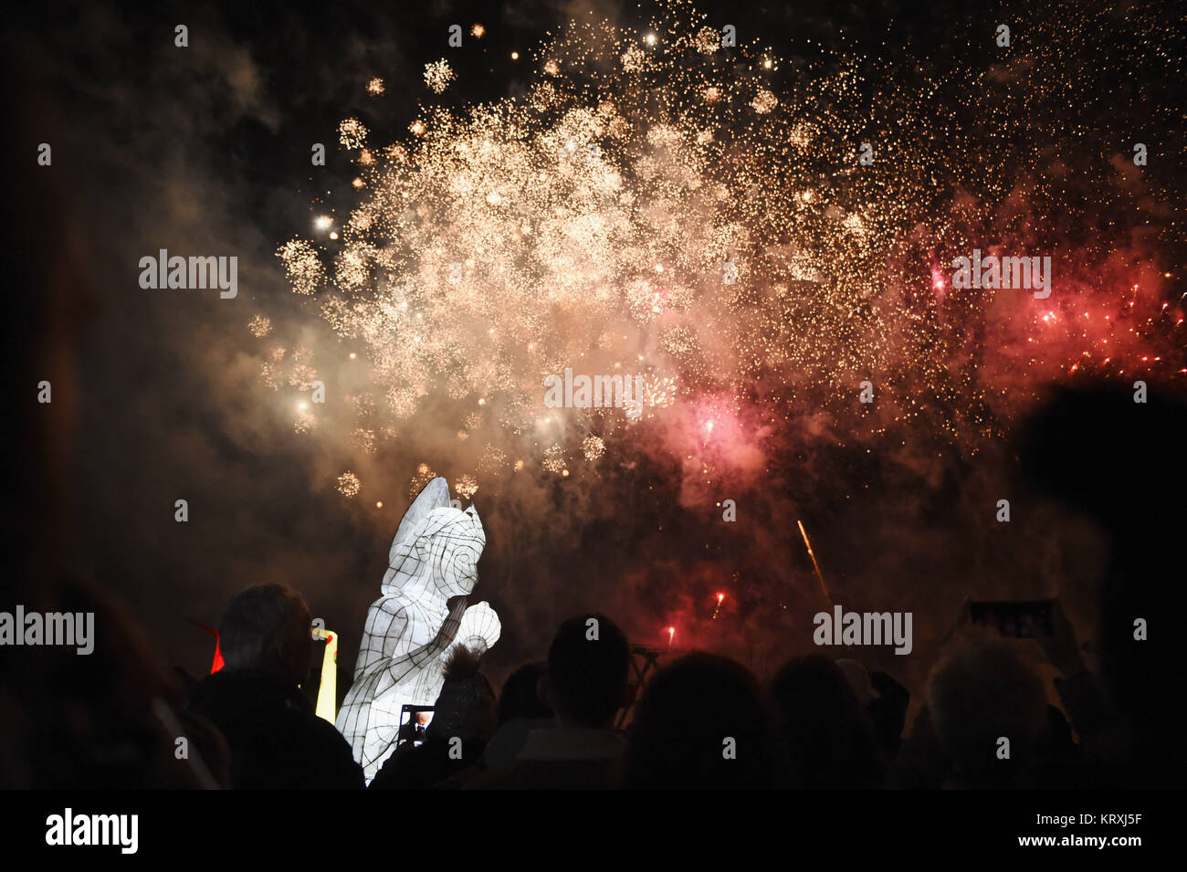 Brighton, UK. 21st Dec, 2017. Thousands watchg the firework display