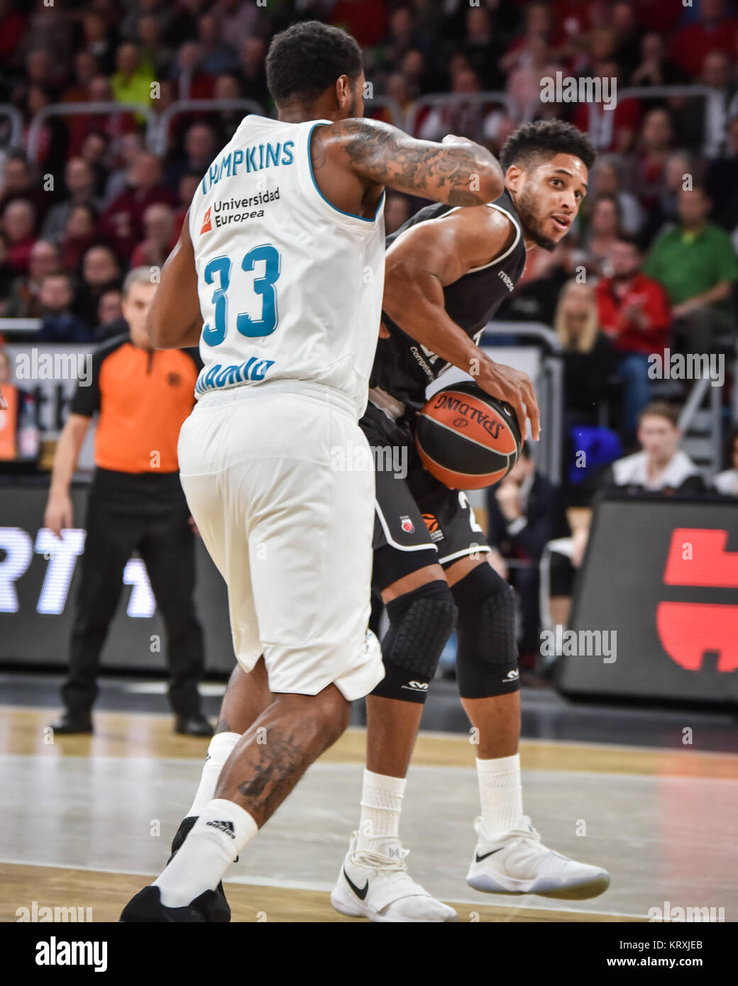 Bamberg, Germany. 21st Dec, 2017. Basketball - Euroleague - Brose Bamberg vs. Real Madrid - Image (L-R) Trey Thompkins (Real Madrid, #33) defends Augustine Rubit (Brose Bamberg, #21). Credit: Ryan Evans /Alamy Live News Stock Photo