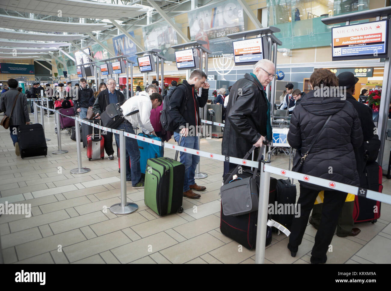 Vancouver. 21st Dec, 2017. Travellers line up to check in at the departure hall of Vancouver International Airport in Vancouver, Canada. Dec. 21, 2017. The airport gets busier as the holiday season starts. Credit: Liang Sen/Xinhua/Alamy Live News Stock Photo