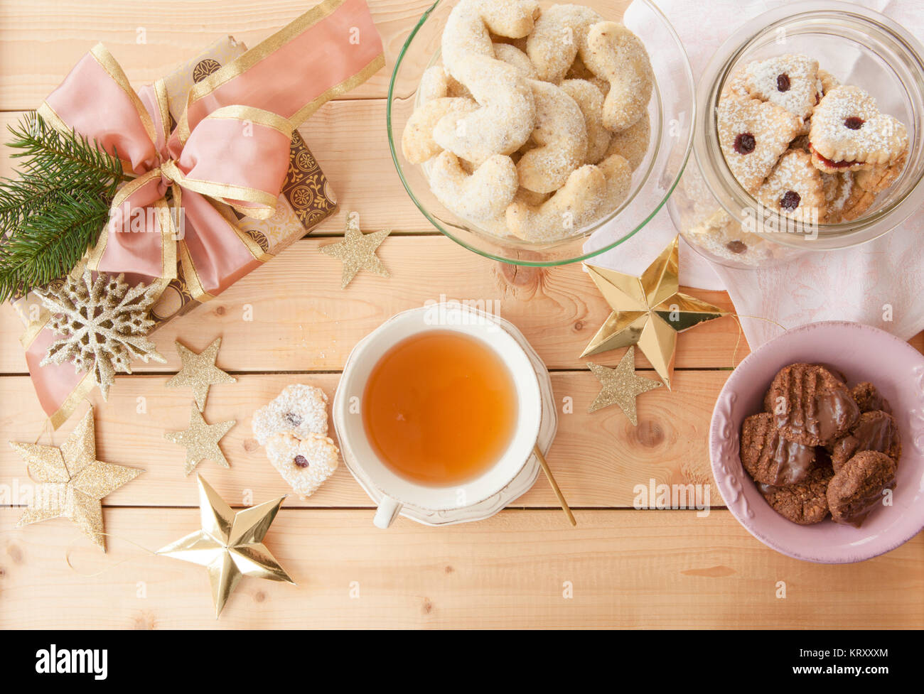Verschiedene Plaetzchen und Tee zu Weihnachten Stock Photo Alamy