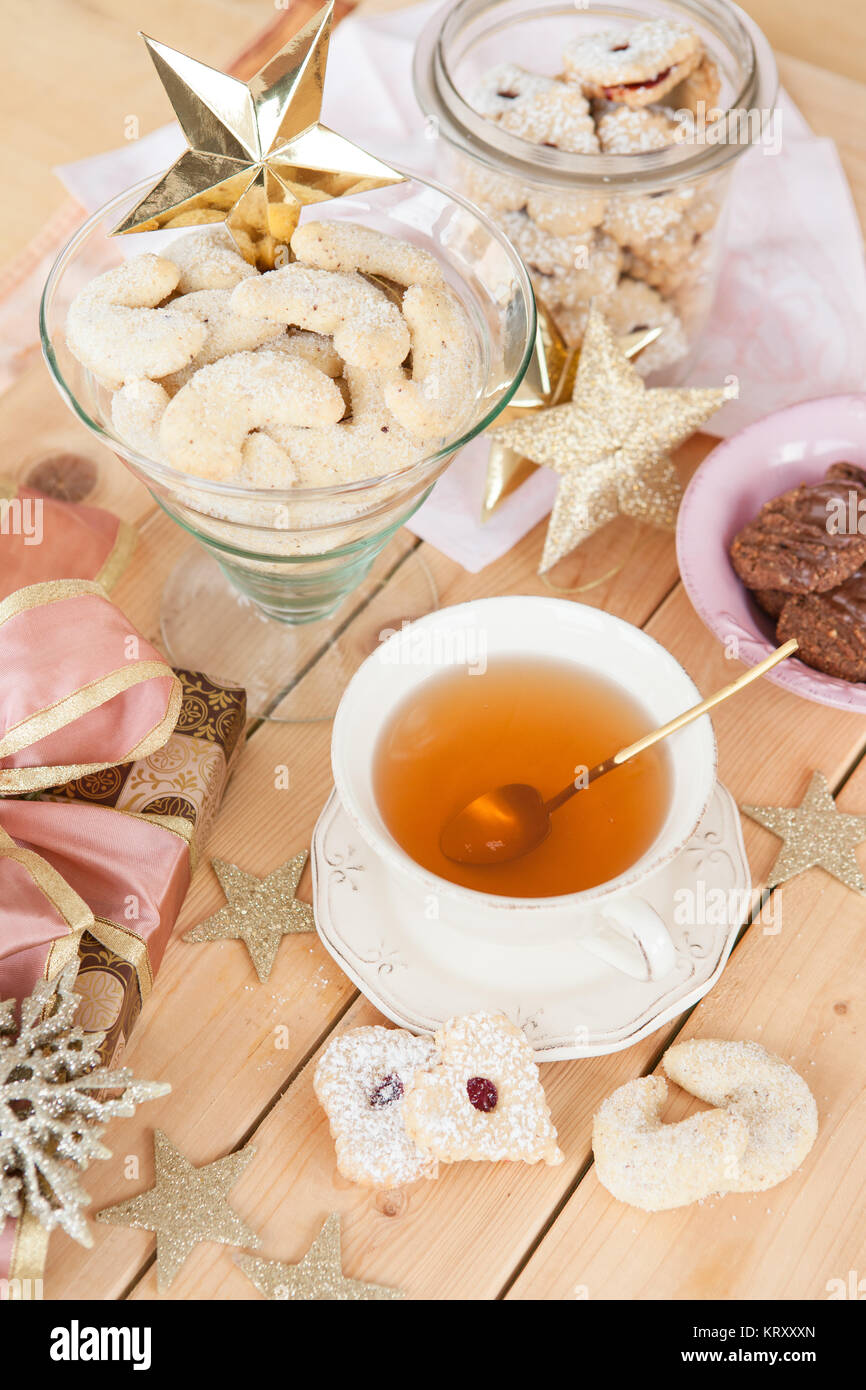 Verschiedene Plaetzchen und Tee zu Weihnachten Stock Photo Alamy