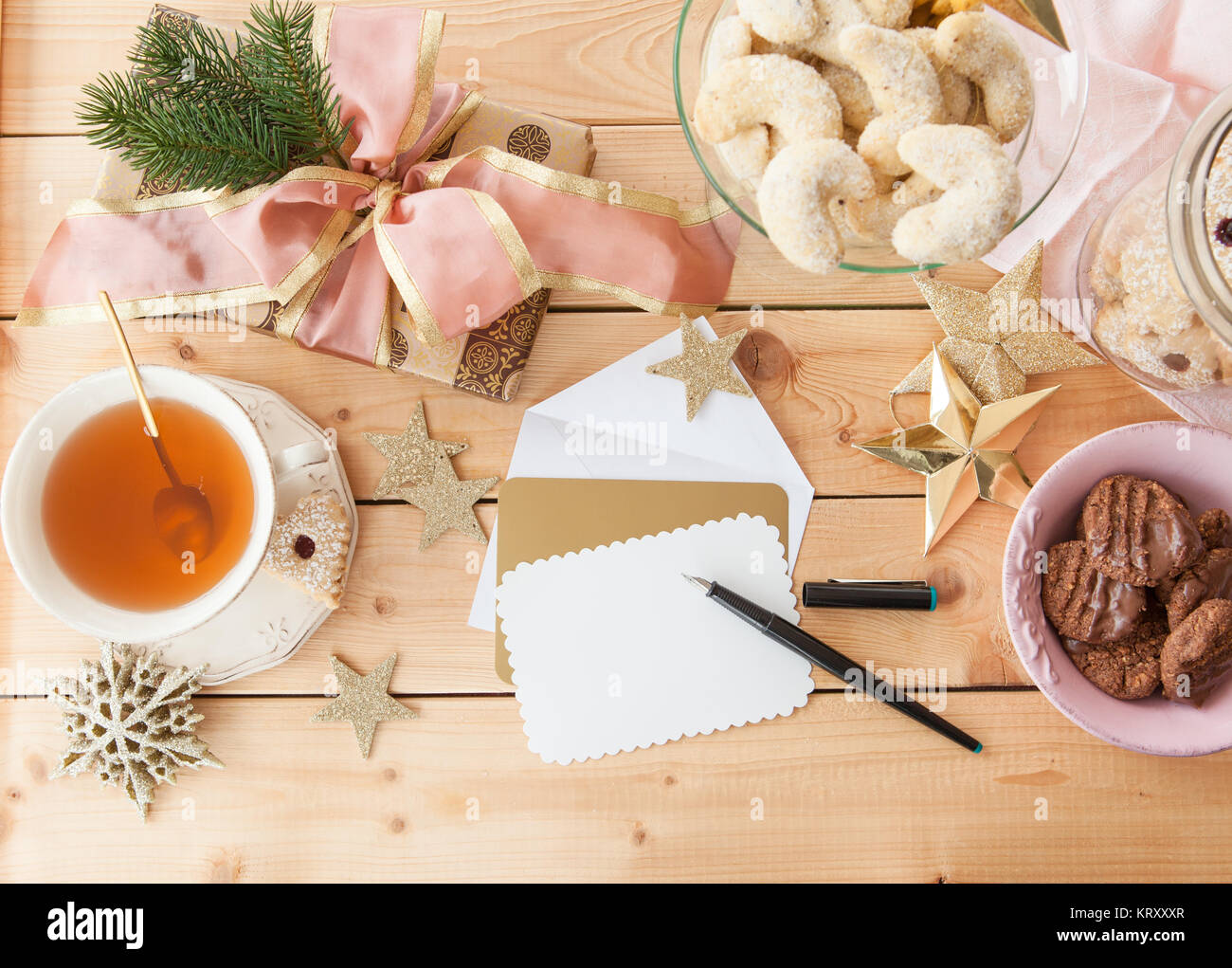 Verschiedene Plaetzchen und Tee zu Weihnachten Stock Photo Alamy