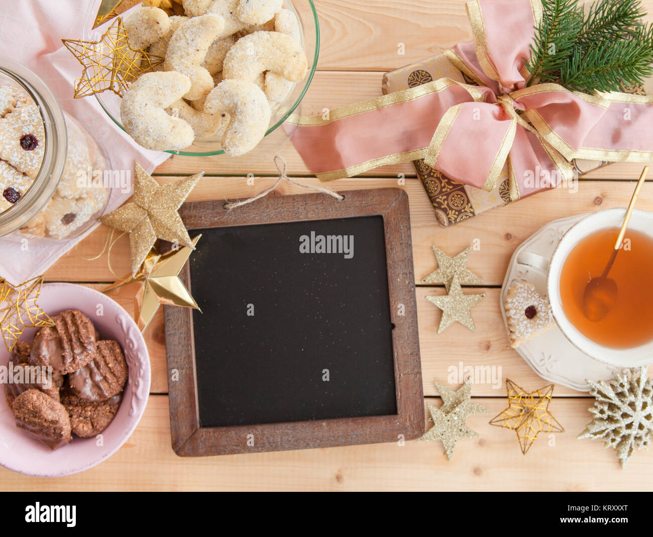 Verschiedene Plaetzchen und Tee zu Weihnachten Stock Photo Alamy