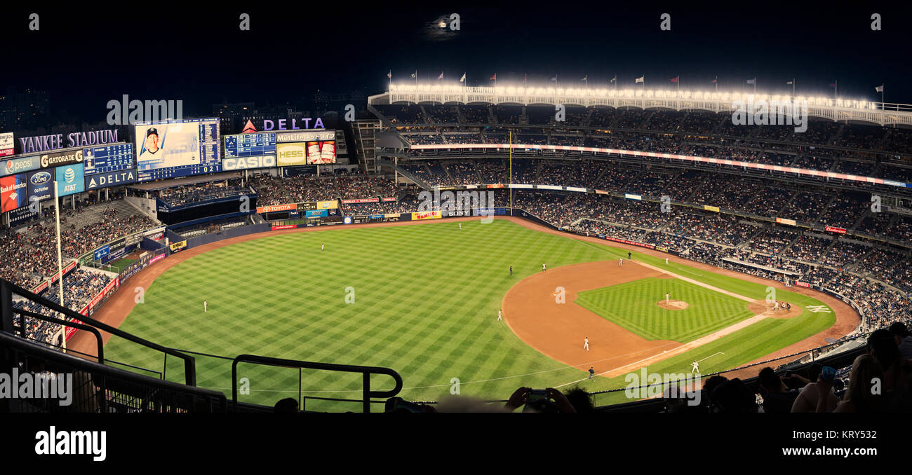 Crowd in watching night game hires stock photography and images Alamy