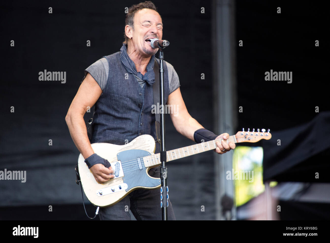 Høre fra sukker forbinde The American singer, songwriter and musician Bruce Springsteen performs a  live concert with his band The E Street Band at Frognerparken in Oslo.  Bruce Springsteen is also known as The Boss and
