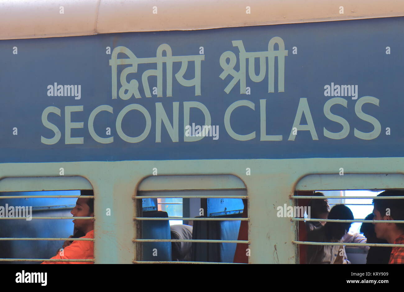 people-travel-by-indian-railways-second-class-train-at-new-delhi-train