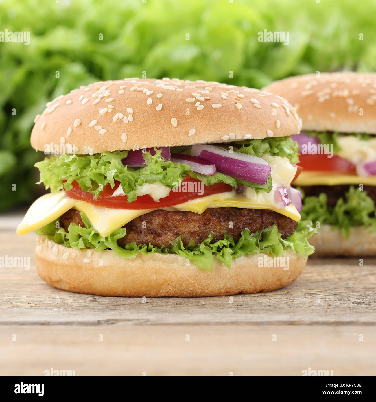 Cheeseburger Hamburger Fleisch Käse Tomaten Salat Snack ungesund Stock ...