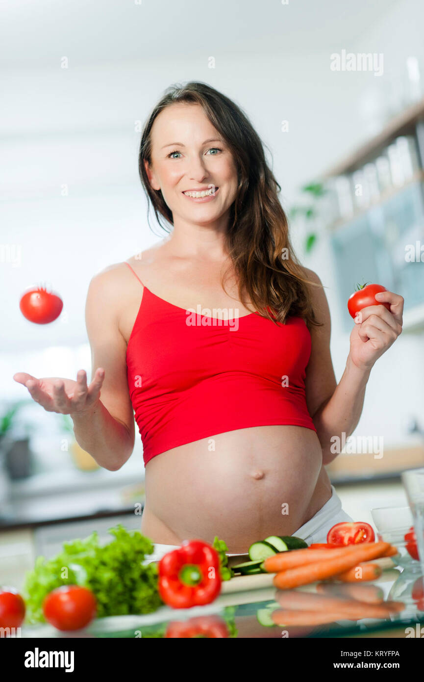 Schwangere Frau beim Kochen - pregnant woman cooking Stock Photo