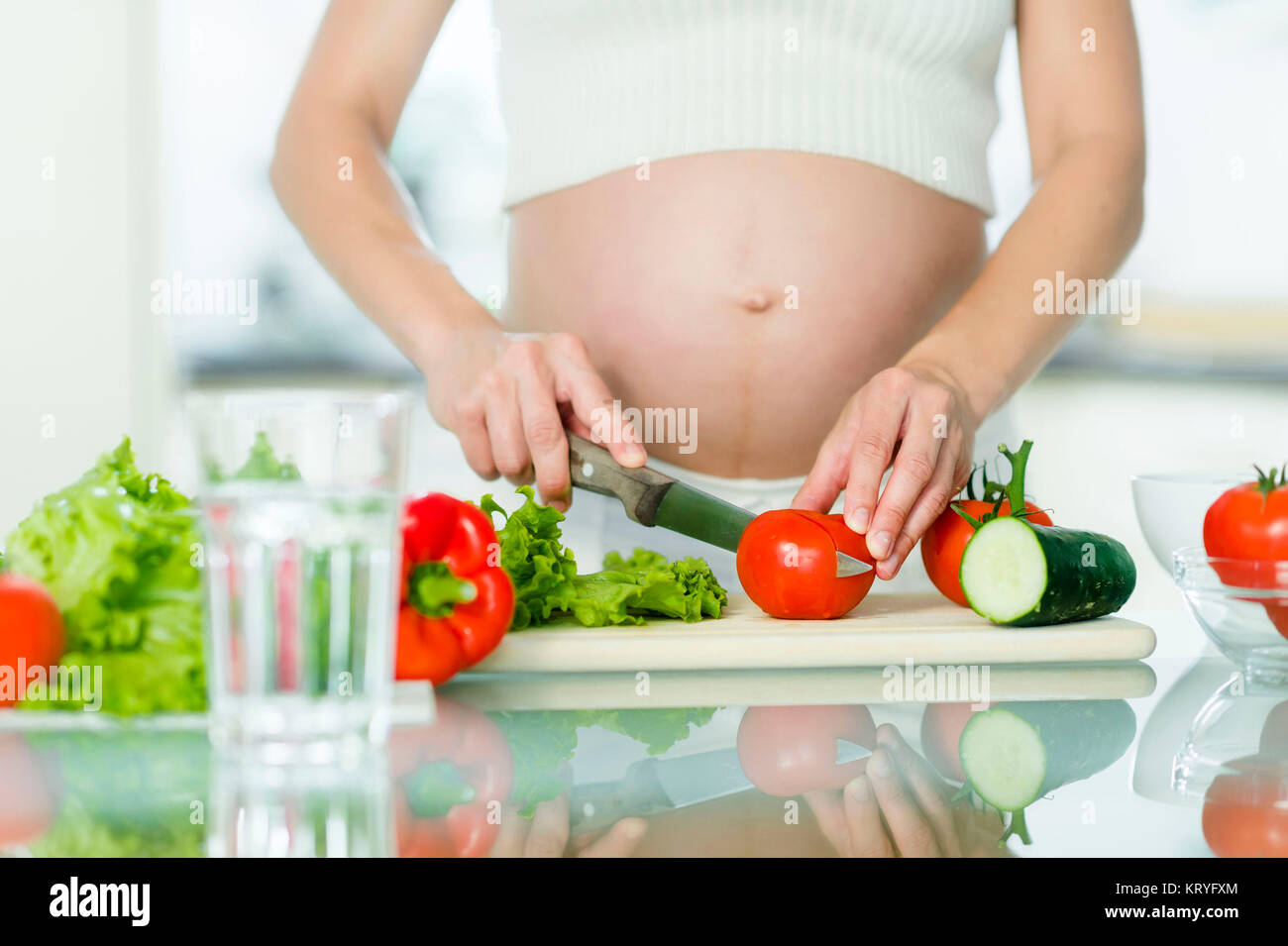 Schwangere Frau mit Gemüse - pregnant woman with vegetables Stock Photo
