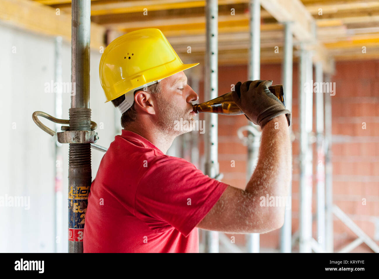 Bauarbeiter mit Bierflasche am Bau - building worker with beer bottle at builing lot Stock Photo