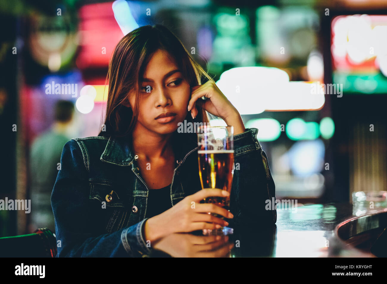 Girl in night club drinking beer Stock Photo Alamy