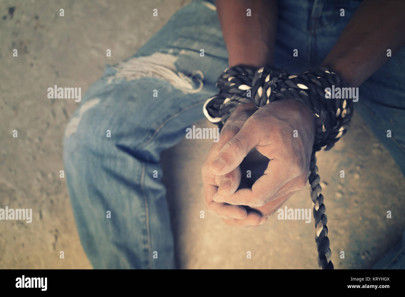 Как называется человек который связывает. Связанные люди верёвкой. Связанный человек. Человек связан ретро. Фотосессия с веревками.