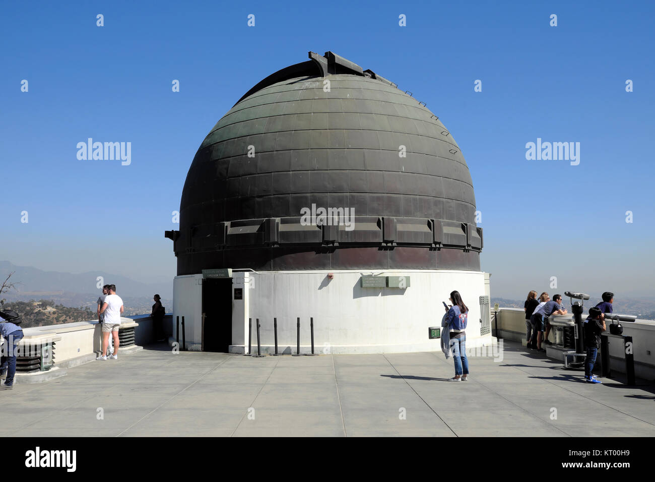 People outside the Planetarium building at the Griffith Observatory in Griffith Park in Los Angeles, California USA   KATHY DEWITT Stock Photo