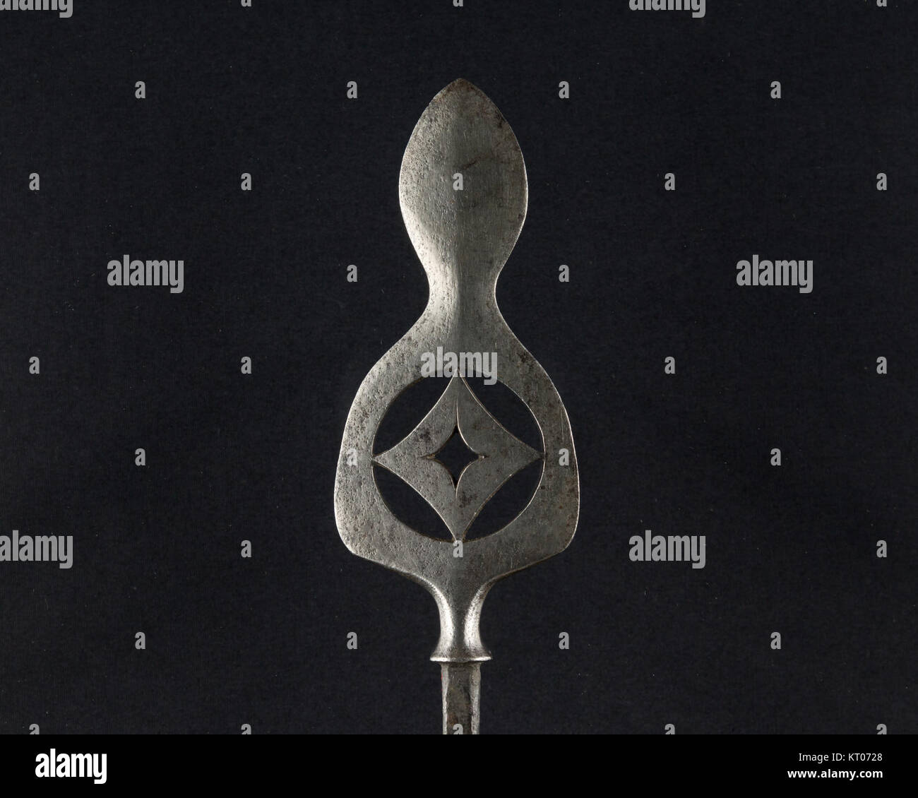 The Arrowhead (YanonC493) is an artifact from the MET collection